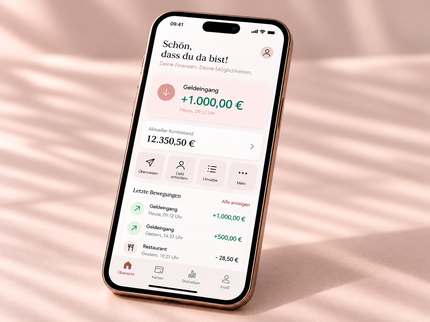 Smartphone mit sichtbaren Geldeingängen als Symbol für erfolgreiches Marketing