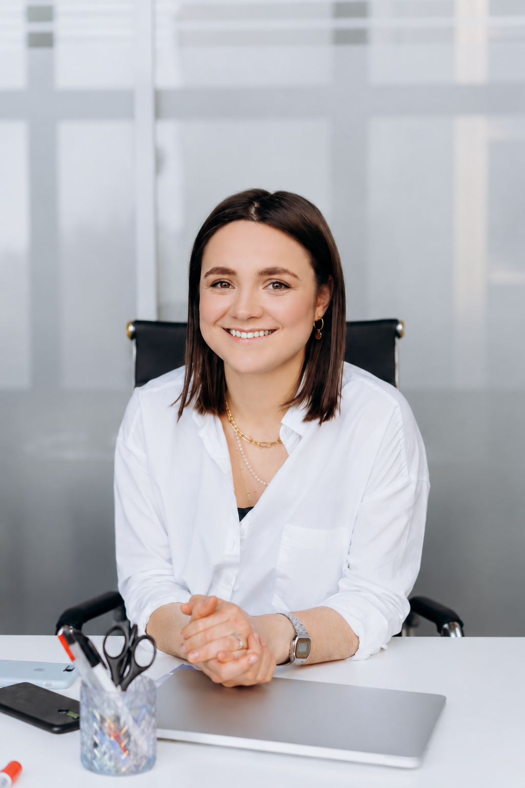 Silvia am Schreibtisch